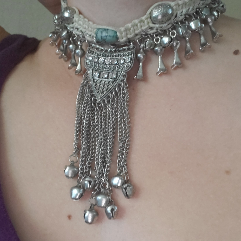 Country choker